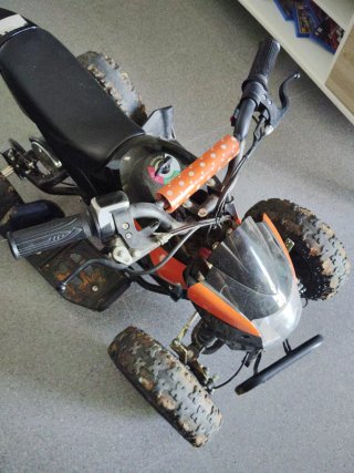 Quad infantil naranja y negro