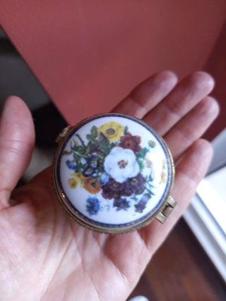 Caja porcelana fina flores metal