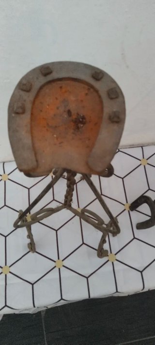 Ceniceros o pies de forja con herraduras