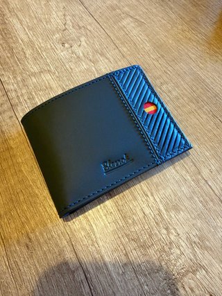 Cartera de piel azul oscuro