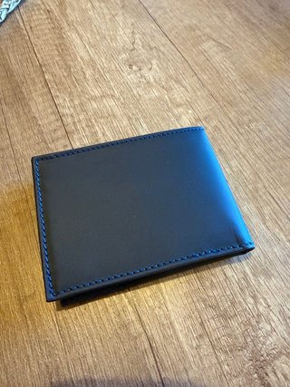 Cartera de piel azul oscuro
