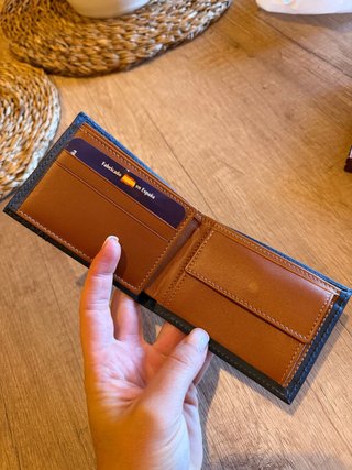 Cartera de piel azul oscuro