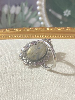 Anillo de Labradorita con Grabado Floral