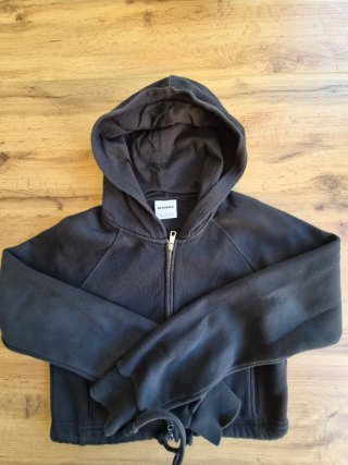 Sudadera Bershka negra con cremallera