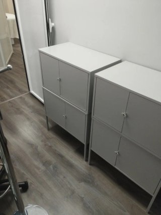 Mueble de metal y madera gris/blanco