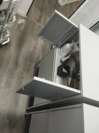 Mueble de metal y madera gris/blanco