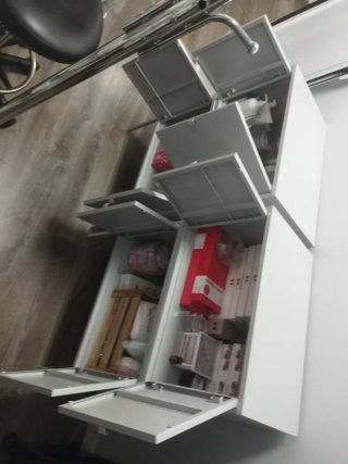 Mueble de metal y madera gris/blanco