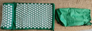 Esterilla y almohada de masaje acupresión.