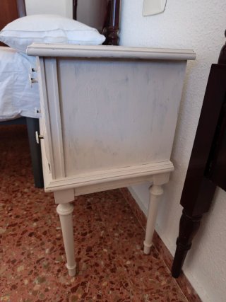 Mesita de noche blanca y madera