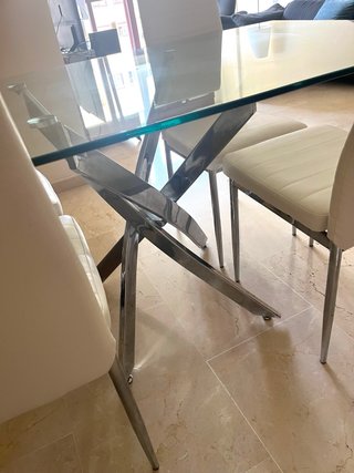 Mesa de cristal con 4 sillas