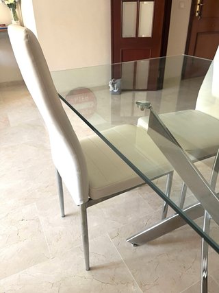 Mesa de cristal con 4 sillas