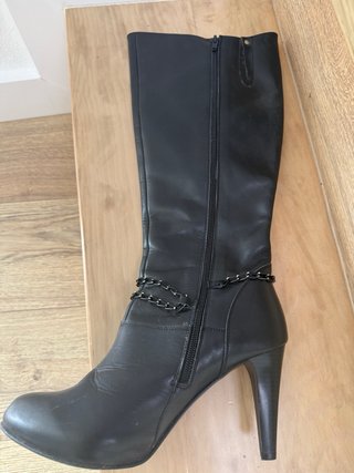 Botas altas de cuero negro con cadena