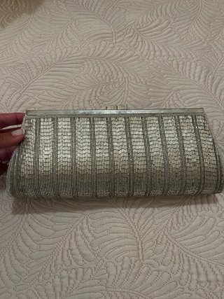 Bolso de fiesta plateado con cadena