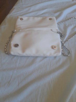 Bolso juvenil blanco con tachuelas
