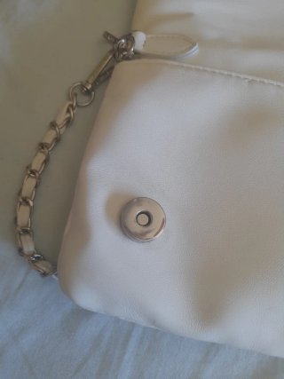 Bolso juvenil blanco con tachuelas