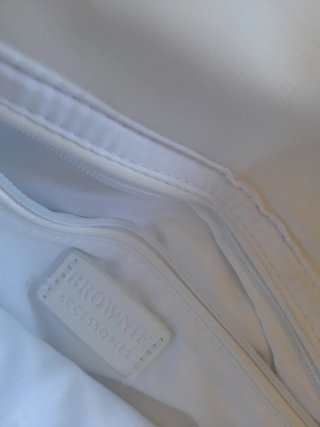 Bolso juvenil blanco con tachuelas