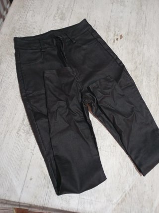 Pantalón efecto piel negro
