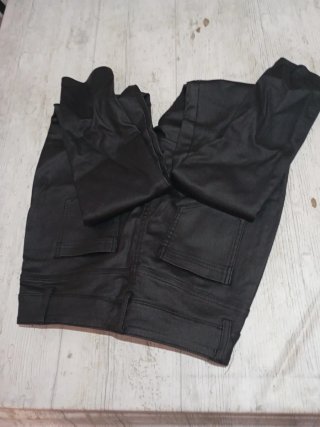Pantalón efecto piel negro