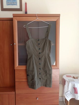 Vestido verde militar ajustado