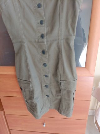 Vestido verde militar ajustado