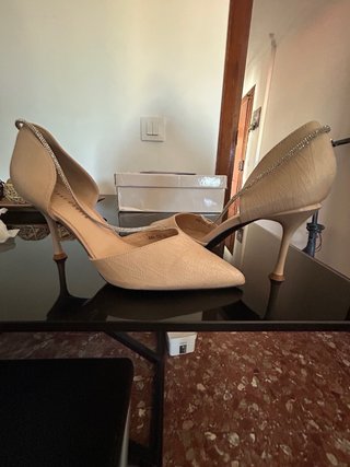 Zapatos de tacón beige con pedrería