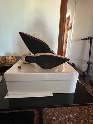 Zapatos de tacón beige con pedrería