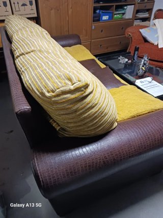 Sillón marrón y amarillo