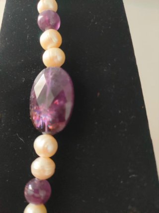 Conjunto artesanal de pulsera y pendientes de perl