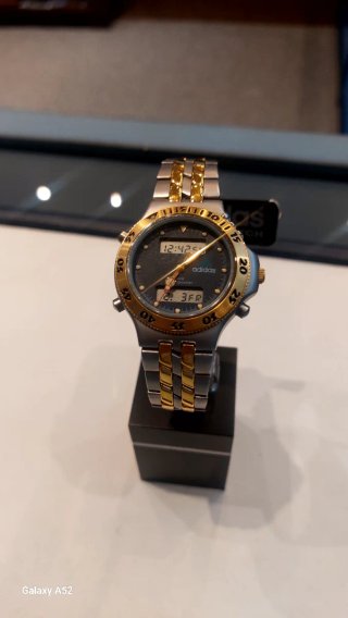 Reloj Adidas Análogo-Digital Dorado y Plateado