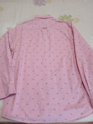 Camisa de hombre rosa con estampado