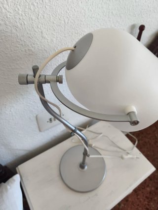 Lámpara de mesa Ikea gris y blanca