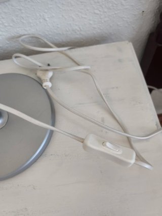 Lámpara de mesa Ikea gris y blanca