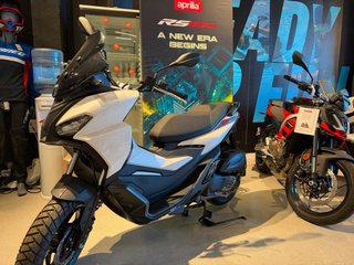 Aprilia SR GT 125cc Blanca y Negra