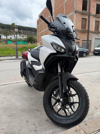 Aprilia SR GT 125cc Blanca y Negra