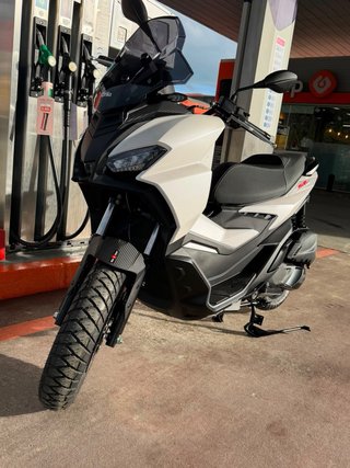 Aprilia SR GT 125cc Blanca y Negra