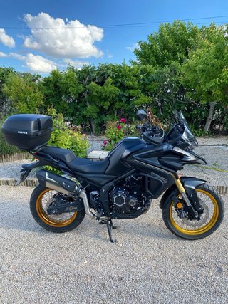 Moto Voge 525DSX Negra y Dorada