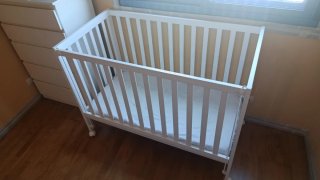 Cuna de madera blanca con colchón
