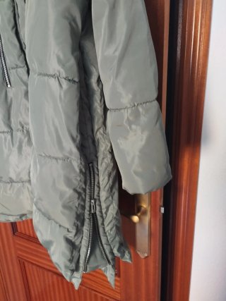 Abrigo verde plumífero con aberturas laterales