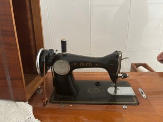 Máquina de coser Alfa antigua