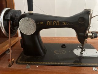 Máquina de coser Alfa antigua