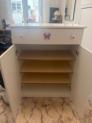Cómoda blanca de madera como nueva