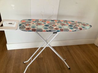 Plancha de vapor Solac y tabla