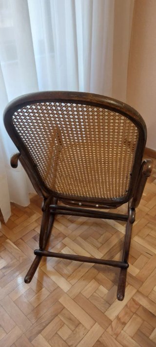 Mecedora de madera y rejilla ratán