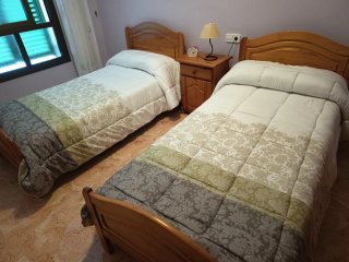 Due letti singoli da 90 cm, comodino e materassi
