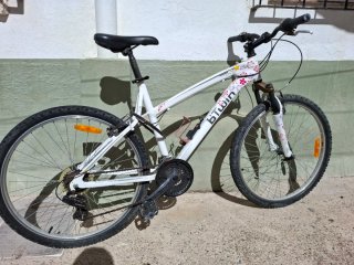 Bicicleta Btwin blanca con marchas