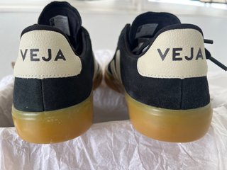 Zapatillas Veja Campo Suede Negras Nuevas