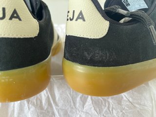 Zapatillas Veja Campo Suede Negras Nuevas