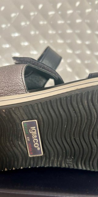 Sandalias Igi&co negras y plateadas