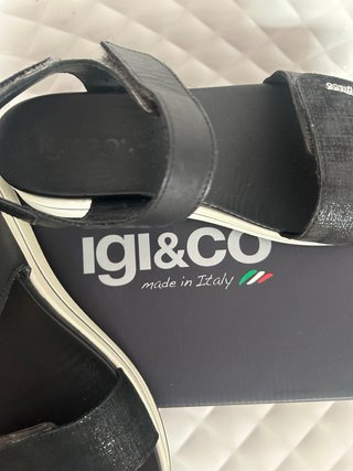 Sandalias Igi&co negras y plateadas