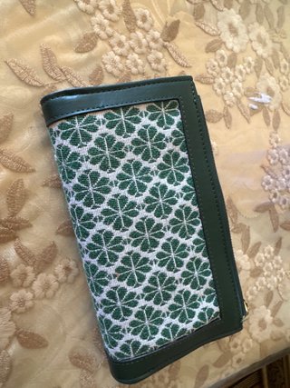 Monedero Guess verde y dorado